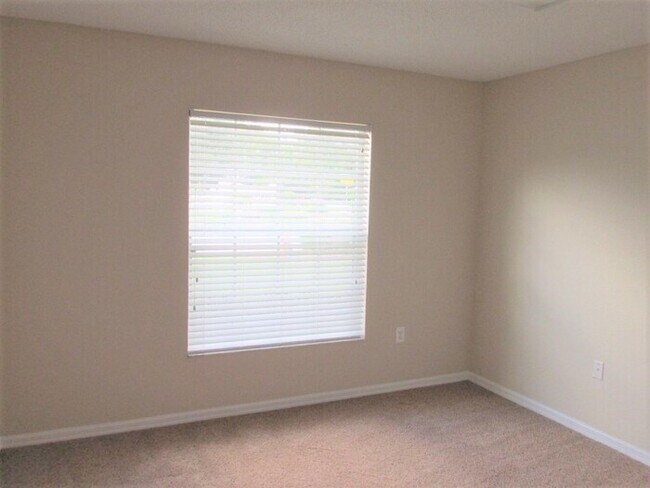 Building Photo - 7881 Manor Dr