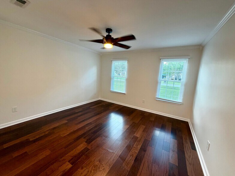 Building Photo - 302 Rolling Acres Dr