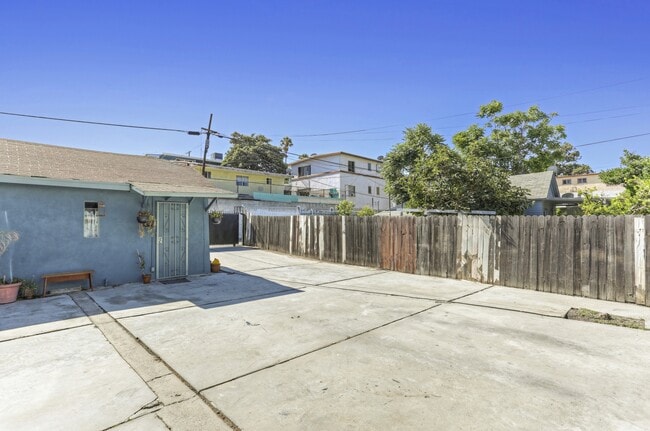 Building Photo - 230 N Bonnie Brae St