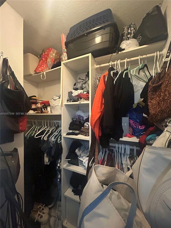 Building Photo - 1045 N Andrews Ave