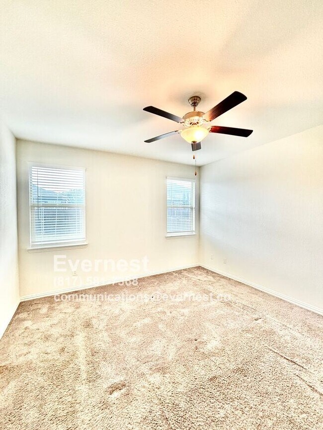 Building Photo - 4-Bedroom Home with Large Backyard and Con...
