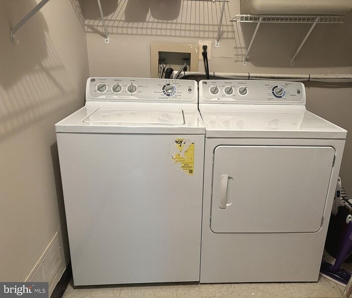 Building Photo - 14 Cheverny Ct