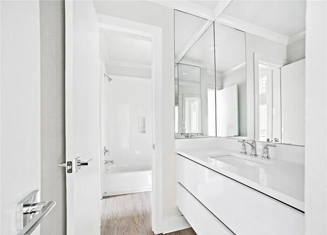 Building Photo - 2bedr 2bath Conveniently located in the Village