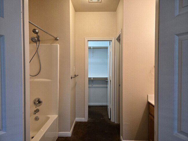 Building Photo - 3/2 Fourplex in Castle Heights