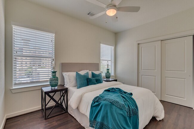 Building Photo - * MOVE IN SUMMER 7/15/2027 * 5-Bed 5.5 Bat...