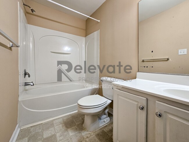 Building Photo - 805 Parkland Pl