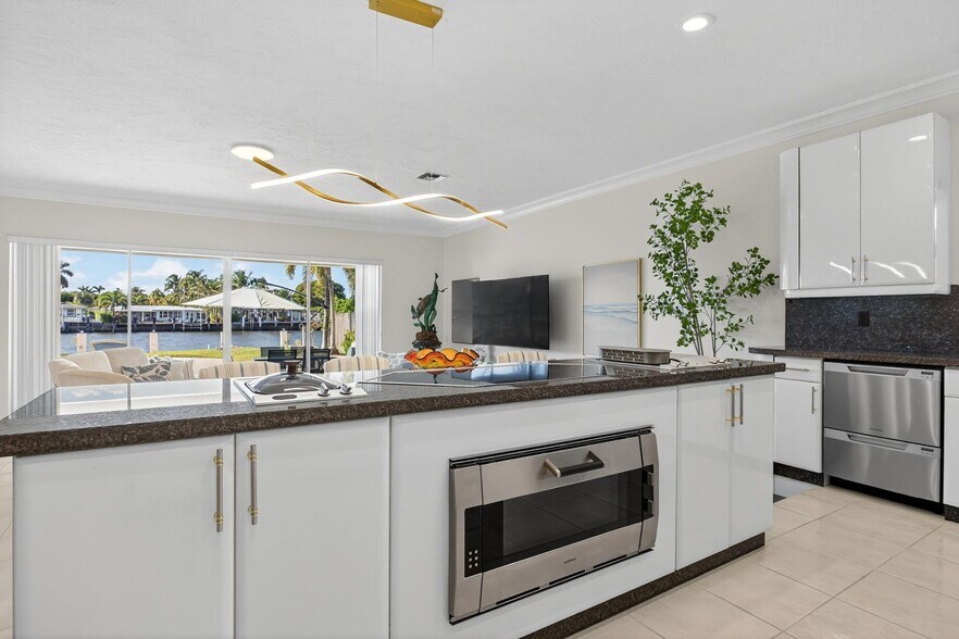 Building Photo - 513 S Riverside Dr