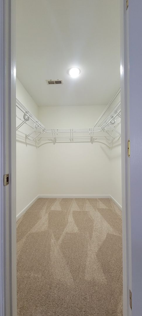 Building Photo - Large traditional colonial in Chester with...
