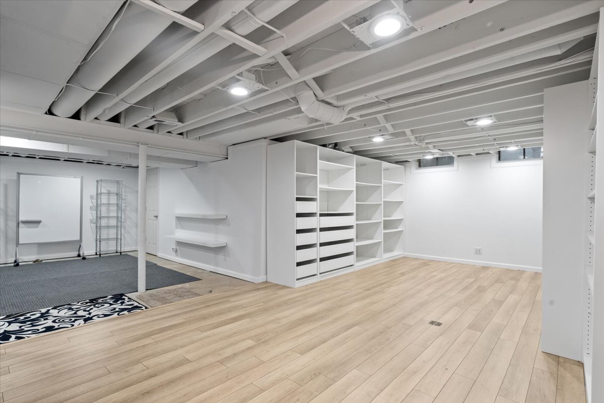 Building Photo - 5476 Van Ness Dr