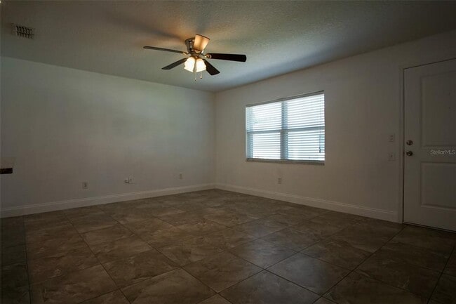 Building Photo - 217 Maple St W