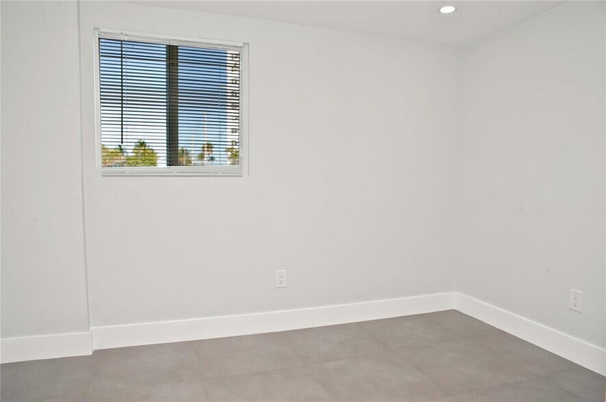 Building Photo - 4051 N Ocean Dr