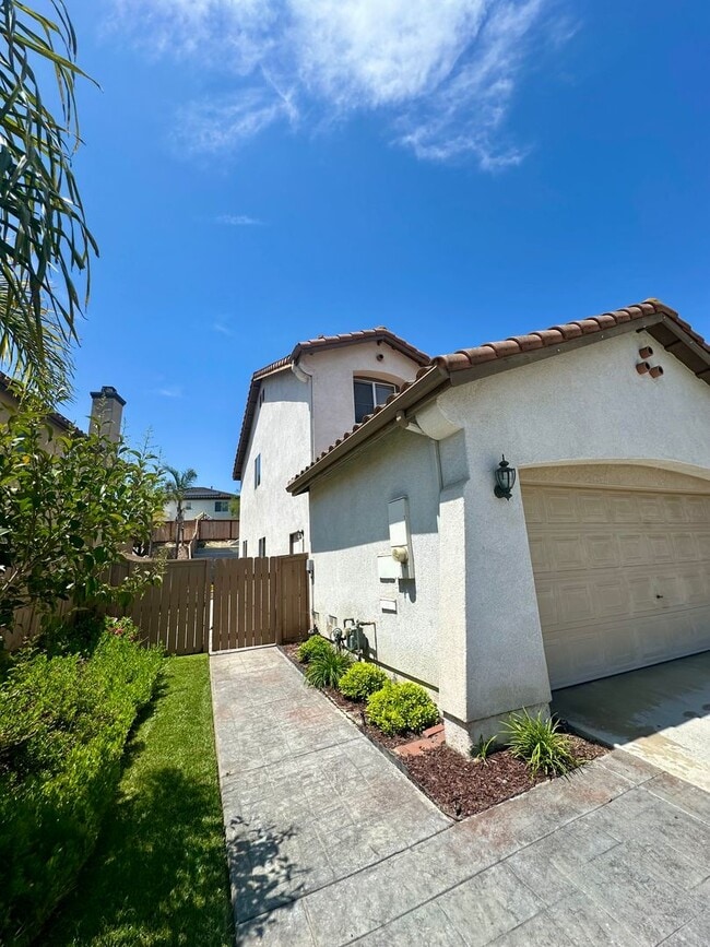 Building Photo - Large 3 bedroom home with loft and large b...