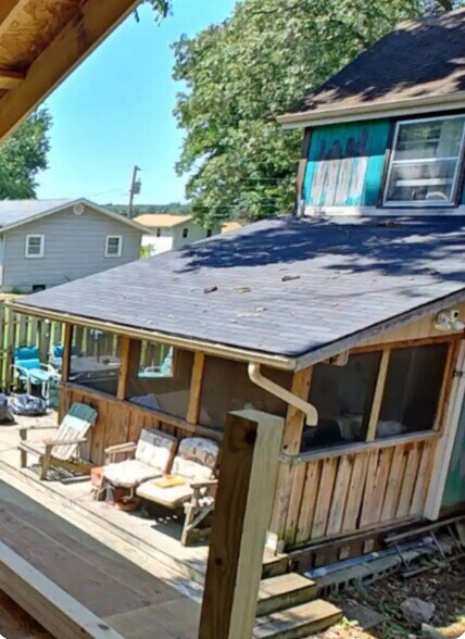 Screened in porch on wrap around decking - 10426 Vistula Rd