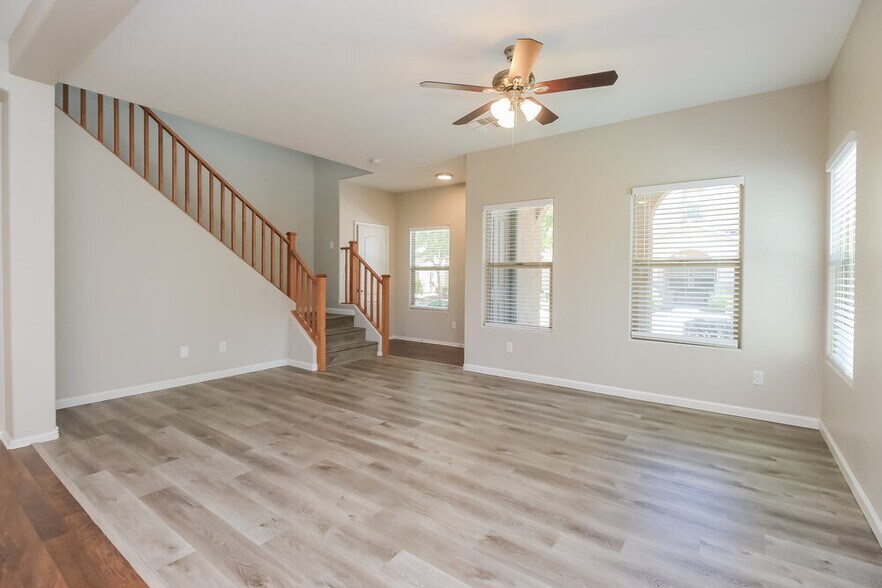 Building Photo - 899 S Pheasant Dr