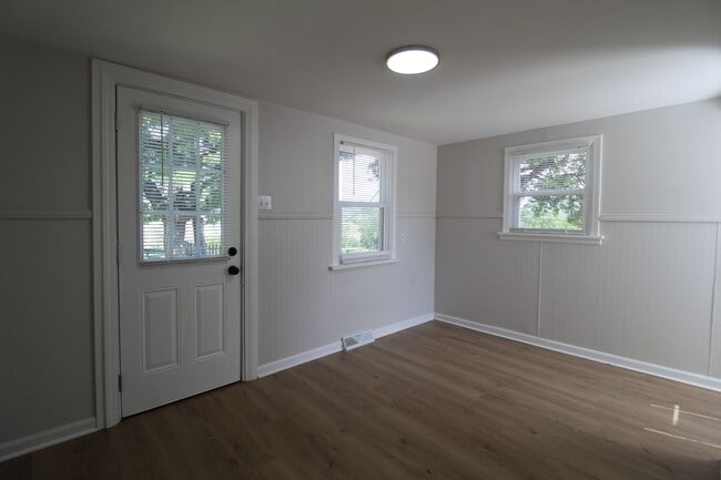 Building Photo - 2 Bedroom 1.5 Bath Home In Strawberry Hill