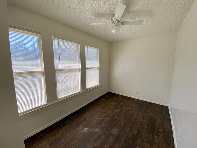 Building Photo - 30th-407 E