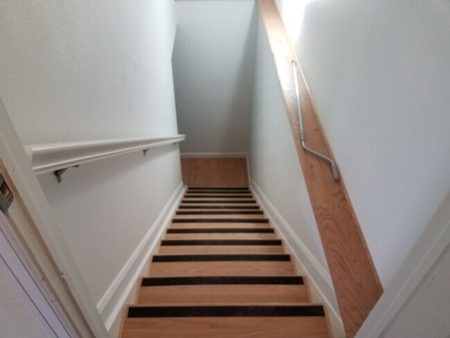 Building Photo - House For Lease