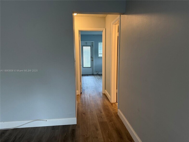 Building Photo - 2020 NE 51st Ct