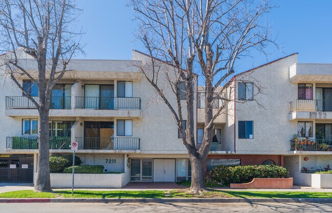 Building Photo - 7211 Cozycroft Ave