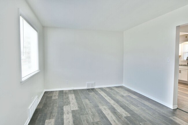 Building Photo - House for RENT in Girard!