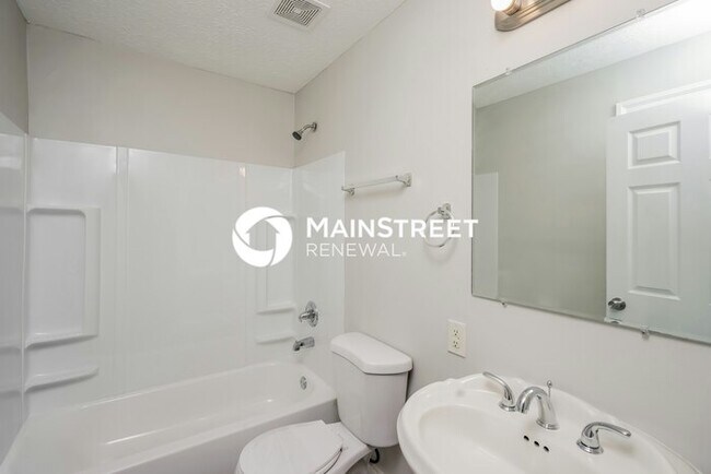 Building Photo - 4 Bedroom Pet-Friendly Home in Louisville, KY with Main Street Renewal