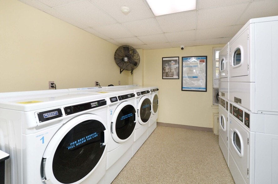 On-site Laundry - 5 Roosevelt Pl