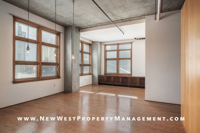 Building Photo - Modern East Village Loft at M2i, Small Pet OK! Available Now!