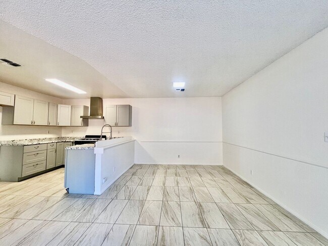 Building Photo - AVAILBLE NOW !!  3-bedroom 2 bath Duplex i...