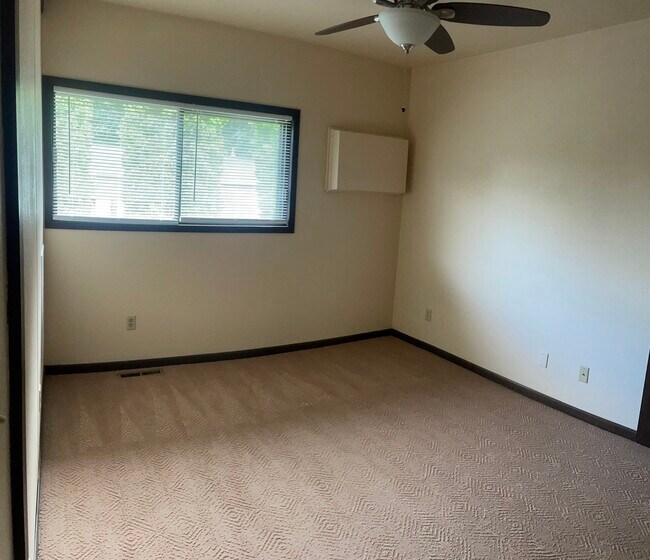 Building Photo - 1420 W South Park Ave