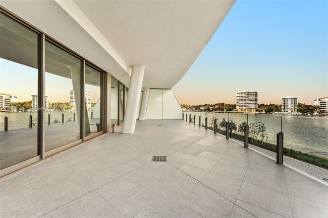 Building Photo - 5 Grove Isle Dr