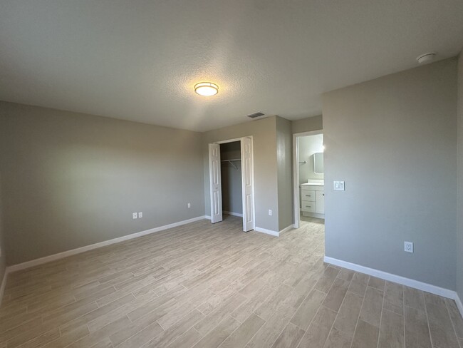 Building Photo - "Spacious 3-Bedroom Duplex Oasis with 2 Fu...