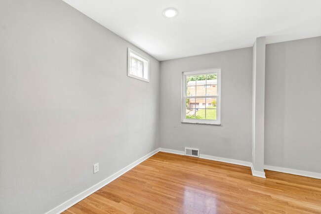 Building Photo - AVAILABLE JUNE 1ST!! STUNNING 3 BEDROOM IN...