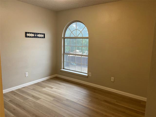 Building Photo - 802 Red Oak Dr