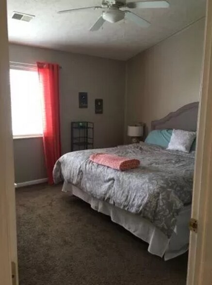 Large master bedroom with walk-in closet - 8522 Jasonville Ct SE