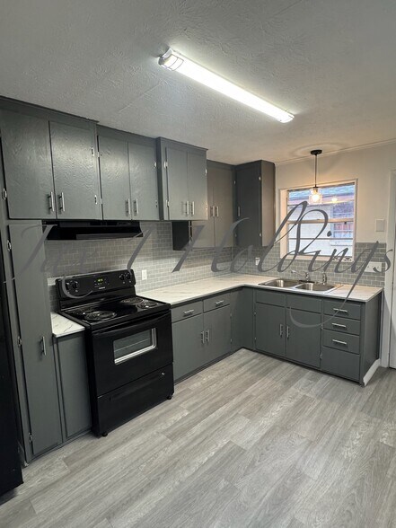 Kitchen - 5674 Akra Ave