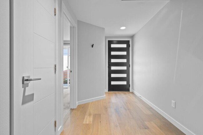 Building Photo - Stunning AIR CONDITIONED Alki Townhome w/ Rooftop Ocean View