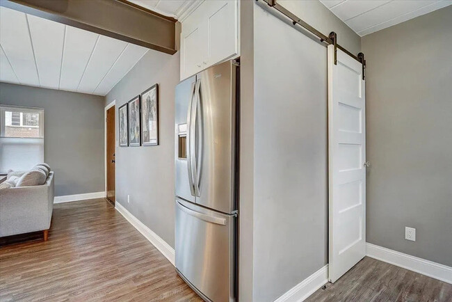 Building Photo - This beautiful 2 bed 1 bath unit's locatio...