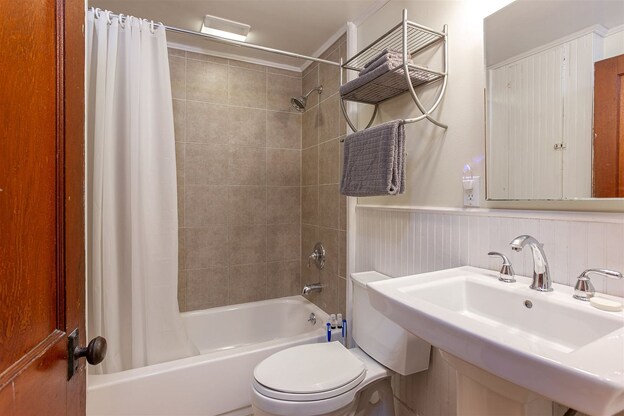 Building Photo - 93 School St