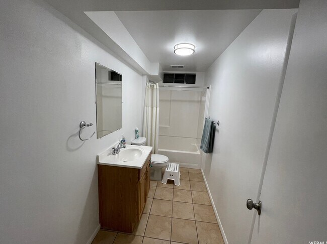 Building Photo - 466 W 200 N
