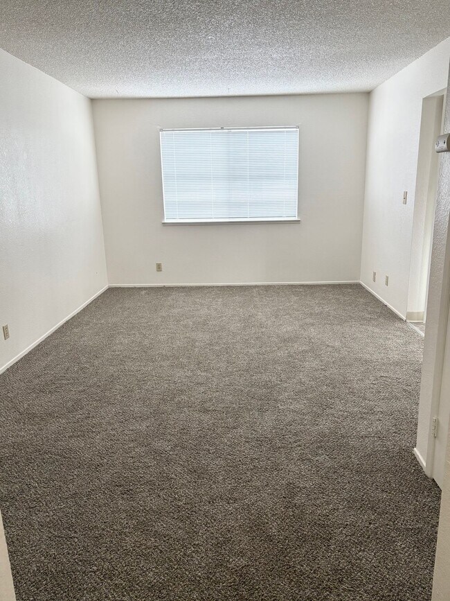 Primary Photo - ? 2 Bed / 1 Bath Upstairs Apartment – Avai...