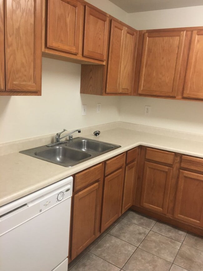 Building Photo - Three Bedroom Townhouse Style Apartment wi...