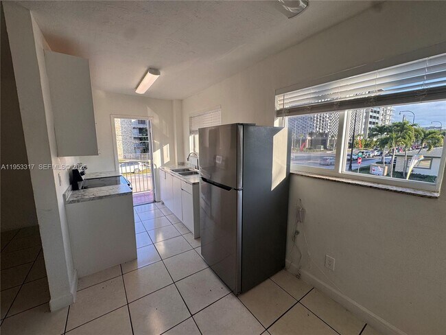 Building Photo - 1595 NE 125th St