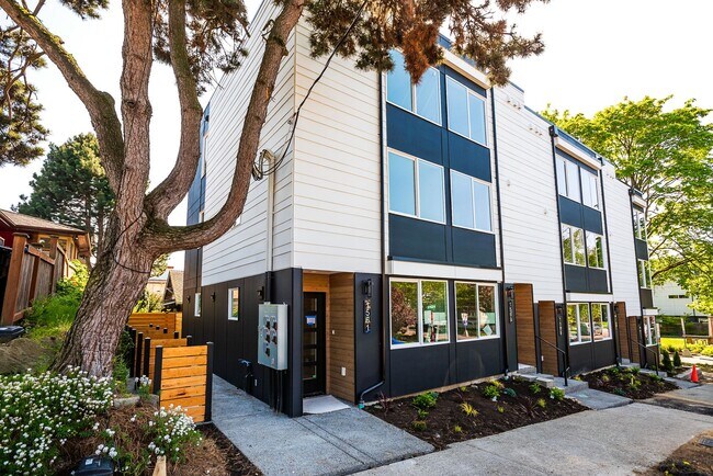 Building Photo - New Modern Ballard Townhouse | 3BR/2BA | Private Patio & Backyard