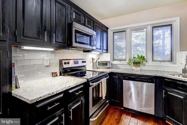 Building Photo - Elegant Arlington Residence with Comfortable Living and Ideal Location