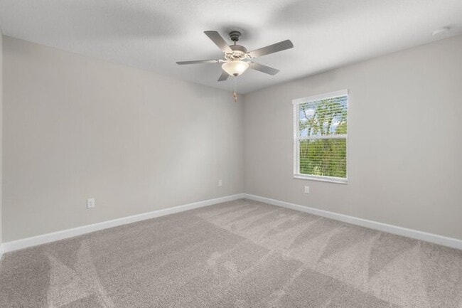Building Photo - LIKE NEW Townhome in Willow Square