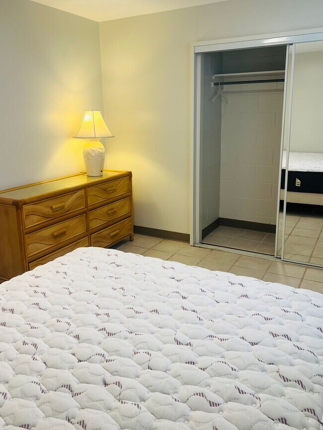 Building Photo - Charming & Breezy 1-Bedroom 1-Bath Hawaiiana Retreat