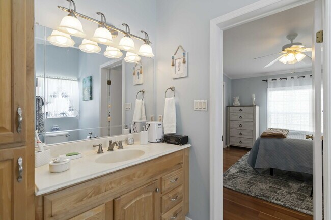 Building Photo - Nokomis Lake Village 3 bed/2bath