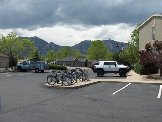 Building Photo - "Charming 2-Bed, 2-Bath Condo Retreat in Boulder – Cozy 995 Sq. Ft. Haven Awaits!"