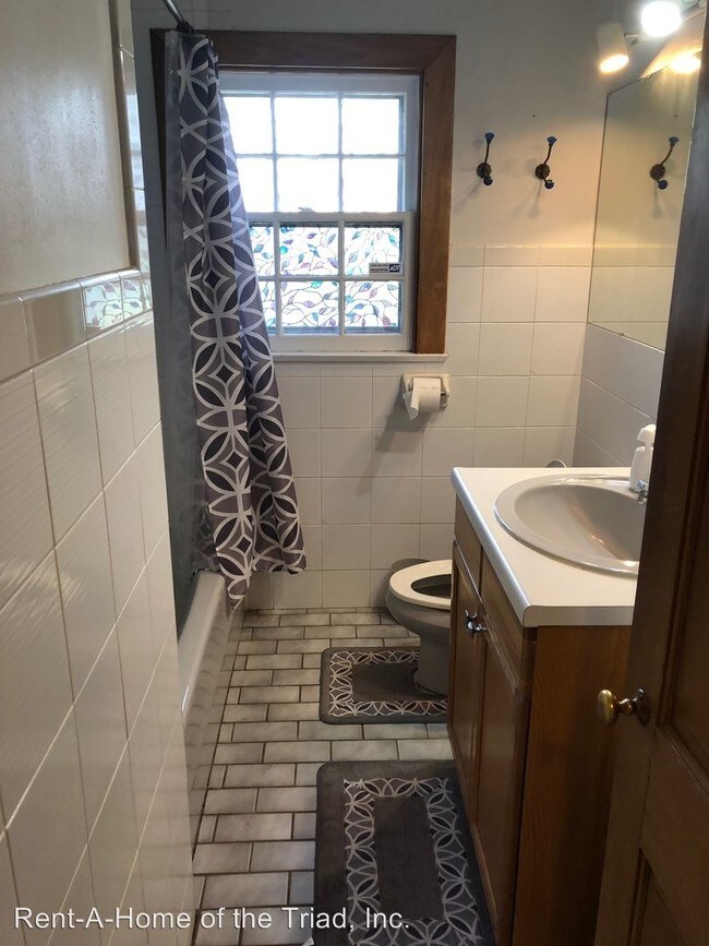 Building Photo - 4 br, 1.5 bath House - 413 S Chapman Street