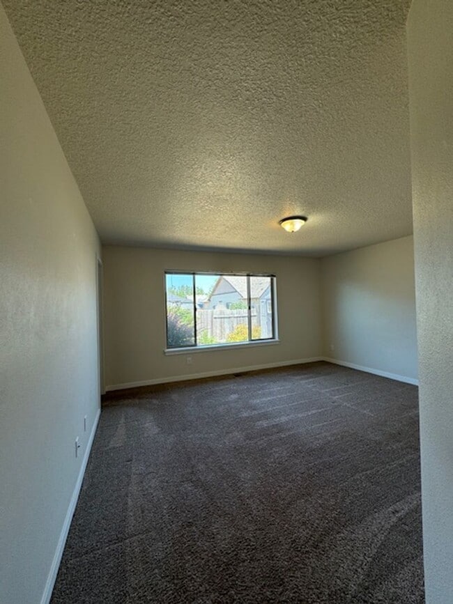 Building Photo - Dont miss out on this charming four bedroo...